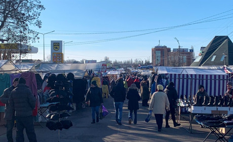 Зимовий одяг та взуття ще продають, але вже й весняні одяганки завезли. Репортаж із базару