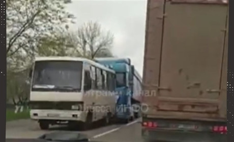 Кілометровий затор стався на трасі Одеса-Рені через ДТП за участю рейсового автобуса