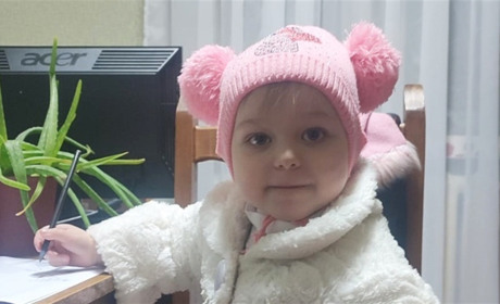 Допоможіть знайти родичів дівчинки: в торговому центрі Житомира жінка залишила доньку