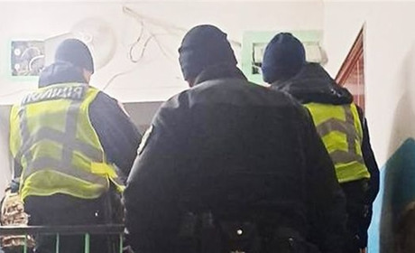 Зробив хаос в барі, а потім увірвався в чужу квартиру: поліцейські затримали зловмисника в Чернігові