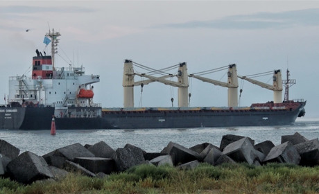 Два балкери чекають сприятливої погоди, щоб відправитись в країни Європи, Азії та Африки