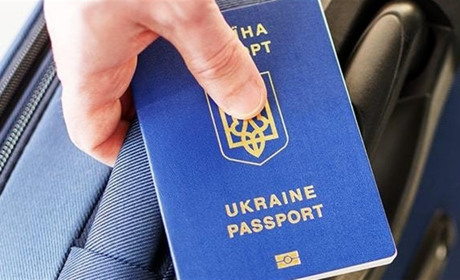 Закордонний паспорт можуть визнати недійсним через розбіжності у транслітерації: що варто звірити