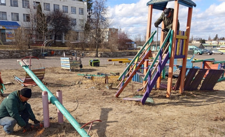 У центрі Глухова демонтували аварійний дитячий майданчик (ФОТО)