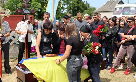 Друге горе – в одну родину: у Миколаївці провели в останню путь захисника Князева Вадима (ВІДЕО)