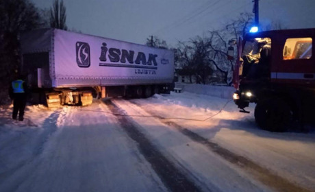 На Звягельщині рятувальники відбуксирували вантажівку, яку через ожеледь винесло за дорогу