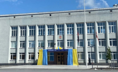 У Полонному капітально ремонтують дах будівлі міської ради: вартість проєкту 1,4 мільйона гривень