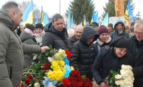 Загинув за мить до весни: Шостка провела в останню путь 37-річного захисника Дмитра Амельченка