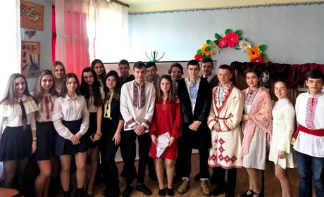 Учні Петропавлівської школи №1 підготували міні-виставу "Життя і любов крокують разом"