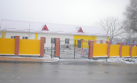 Ремонтують прибудинкову та встановлюють новий дитячий майданчик: готують до відкриття дитячий садок