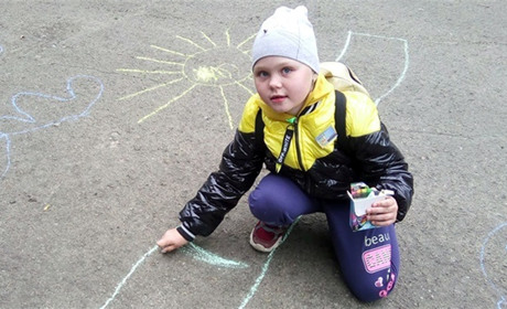 Маленькі відвідувачі новознам’янської бібліотеки полюбляють малювати на асфальті