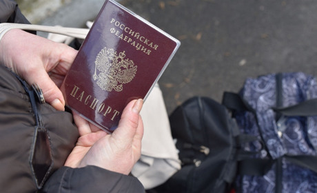 Омбудсмен радить брати паспорти РФ