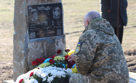Пілоти відвели падаючий літак від селища на Звягельщині: загиблим авіаторам відкрили пам’ятник