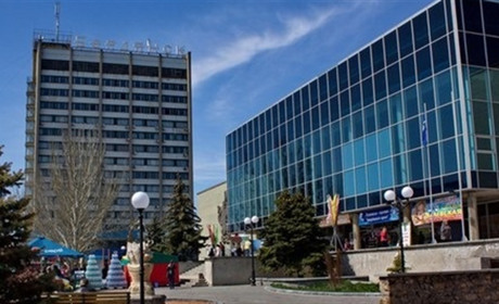 Окупанти "офіційно" віджали у Бердянську готелі на косі, заправки та будинок культури