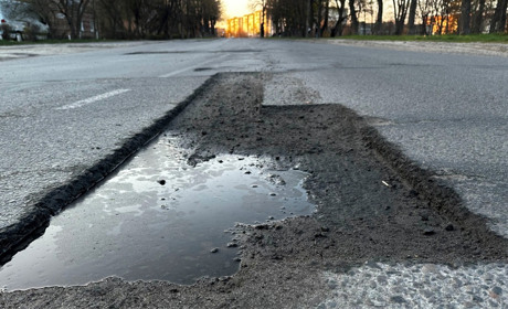 У Звягелі оголосили тендери на ремонт доріг: які вулиці відремонтують навесні 2026 року