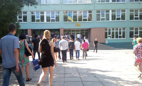 Перед ВНО абитуриенты нервно курят: как в Мелитополе сдавали тесты по украинскому языку и литературе