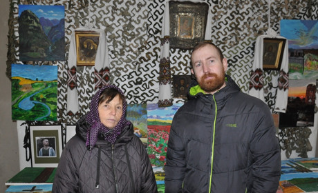 «Життя з вірою в перемогу»: у Чорткові відбулася виставка картин художника, що втратив на війні руки