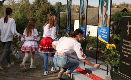 В селі Комарівці, в центрі села, 19 вересня відкрили Алею пам’яті