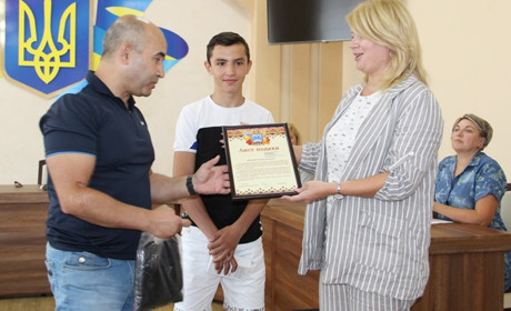 Влада міста нагородила юного боксера та його тренера