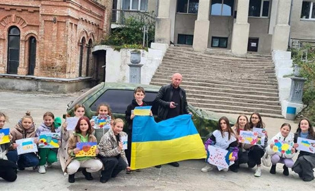 Волонтер Василь Пилипейко передав подяку від захисників учням Кременецької школи