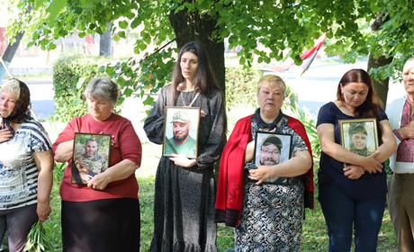 У Жмеринці у сквері «Червона калина» вшанували пам’ять Героїв України