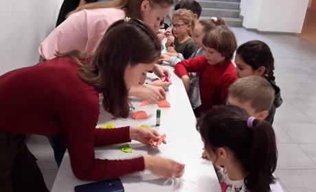 23-я школа делала магниты на здоровье: собирали деньги для Данила Румянцева