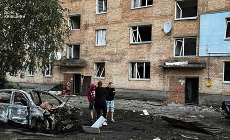 Унаслідок нічної атаки на Київщині постраждали люди, пошкоджені будинки та авто