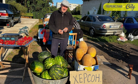 "Фури та інші машини бояться туди їхати": на базарі у Переяславі продають кавуни з Херсонщини
