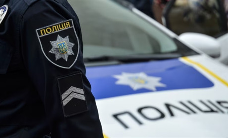 Виштовхав із квартири та побив металевою трубою: так чоловік чинив опір поліції