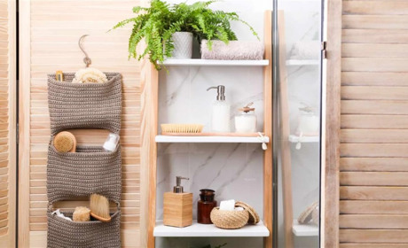 Естетика вертикалей: як використовувати кути та ніші для зберігання речей у маленькій ванній