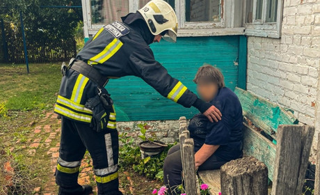 У Тростянці рятувальники допомогли жінці, яка провалилася в колодязь