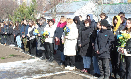 На стіні КЗ “Ліцей “Інтелект” Долинської міської ради” відкрили меморіальну дошку загиблому воїну
