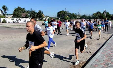 "Шаную воїнів, біжу за Героїв України": Дмитрівська громада вшанувала загиблих захисників
