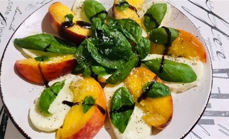 Рецепт дня: салат з персиками та моцарелою