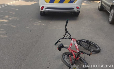 В Новограді автівка наїхала на 10-річного велосипедиста: хлопчик потрапив до реанімації