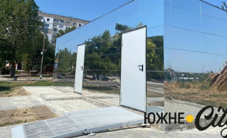 Туалет за три мільйони: чому южненці не можуть ним скористатися (ФОТО)