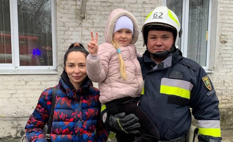 Пожежа у Добропіллі: вогнеборці врятували трьох людей