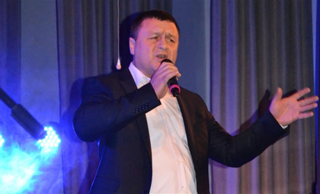 Жінкам Володимиреччини співали школярі, аматори, фольклористи і депутат облради