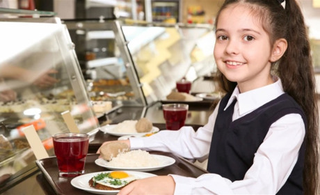 Уряд виділив майже 780 мільйонів на харчування школярів: для кого воно буде безплатним