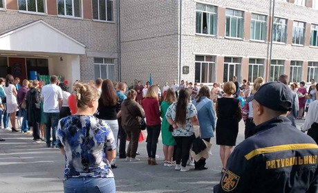 У перший день навчання в школах Новограда чергували працівники ДСНС та поліції