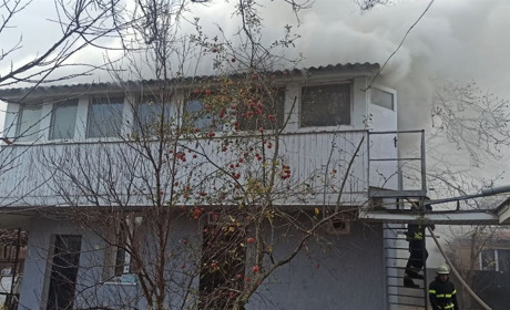 У приватному дворі в Переяславі сталася пожежа: горіла двоповерхова будівля ФОТО