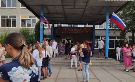 Триколор у освітніх закладах та основи безпеки. Як нововведення запровадили окупанти у Мелітополі