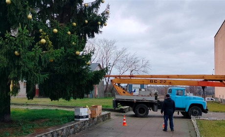 В Ємільчиному прикрасили головну різдвяну ялинку селища