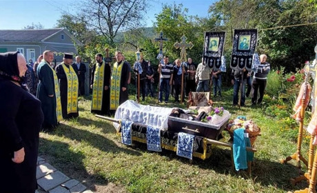 У селі Стрілецький Кут провели в останню путь військового медика, учасника АТО Валерія Мегеру