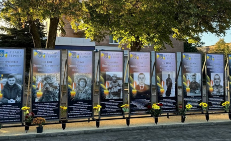 Дев’ять нових світлин загиблих Захисників розмістили на іншому боці Центральної площі Краснограда