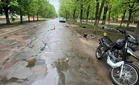 У Шостці 15-річний мотоцикліст збив пенсіонерку на велосипеді: триває слідство