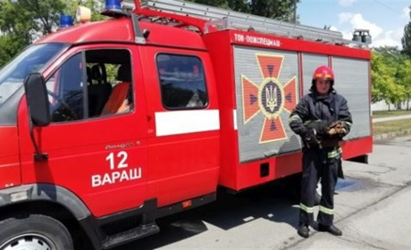 Щоб допомогти літній жінці потрапити додому, рятувальники у Вараші піднялись драбиною на 8 поверх