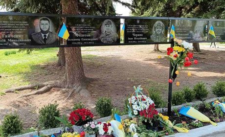 На Кременеччині вшанували пам'ять загиблих Героїв меморіальними дошками
