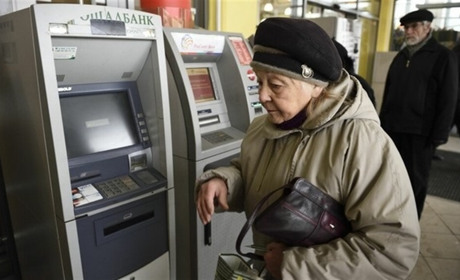 Чи можуть пенсіонерів змусити перейти на обслуговування у банки?