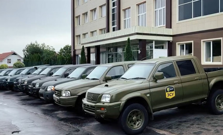 10 позашляховиків поїхали з Умані на фронт: відправку здійснила Всеукраїнська Аграрна Рада
