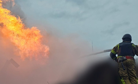 На вихідних росіяни знову атакували Житомирщину: пожежа на об'єкті інфраструктури